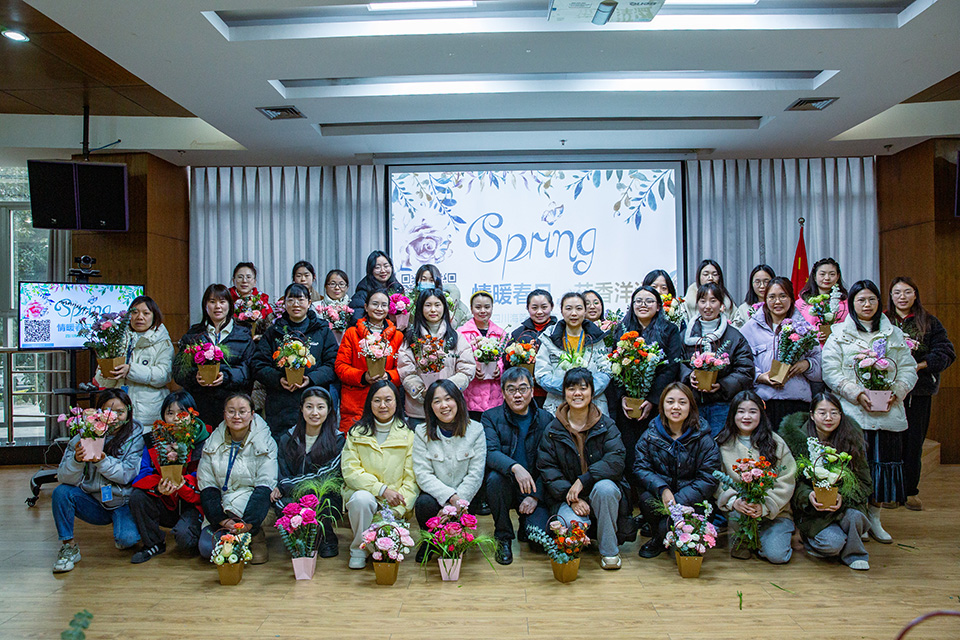 巾帼心向党·花香绽芳华|米兰官方网站开展庆“三八”妇女节暨主题党日活动